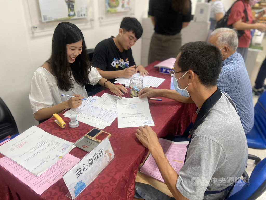 金門縣政府3日表示,安心旅遊實施以來,業者已登錄申請6萬多間房間補助,縣府除了加派人力審查及核對申請資料外,也訂定申辦流程規範,期盼加速撥款進度。(金門縣政府提供)中央社記者黃慧敏傳真 109年9月3日