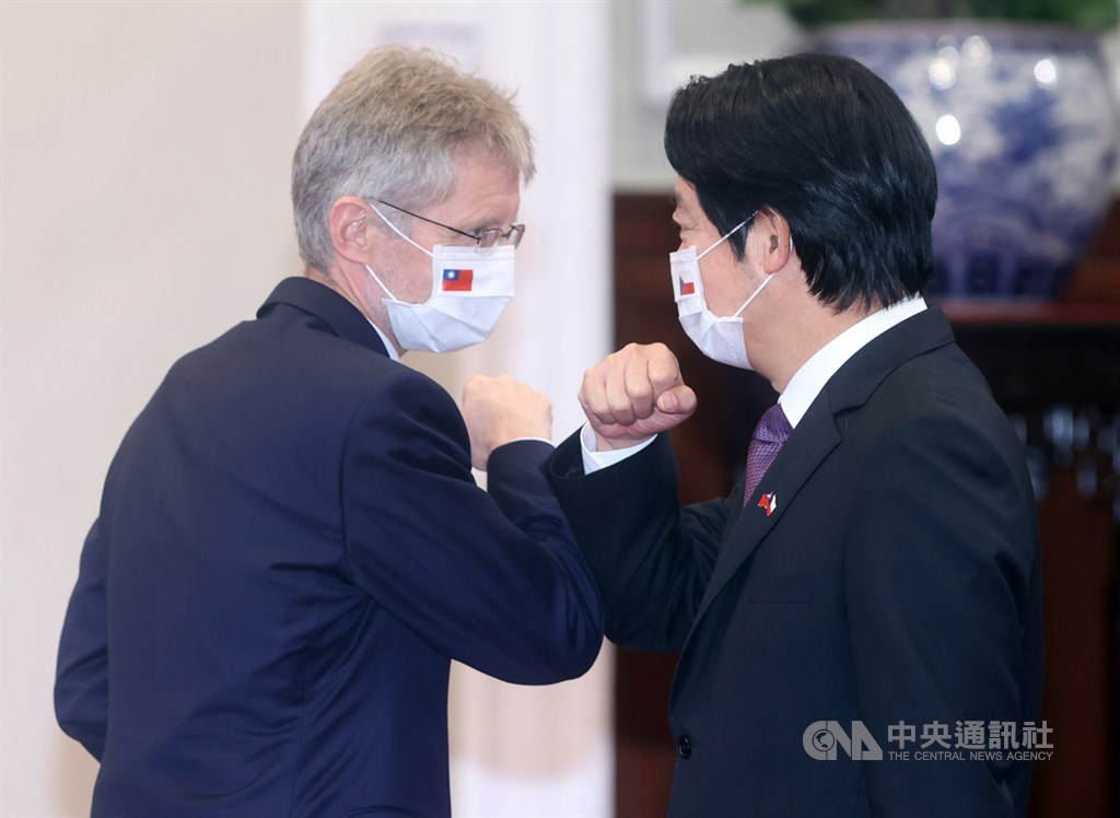 總統府3日追贈捷克共和國故參議長柯佳洛「特種大綬卿雲勳章」,副總統賴清德(右)與捷克參議院議長維特齊(左)擊肘致意。中央社記者鄭傑文攝 109年9月3日