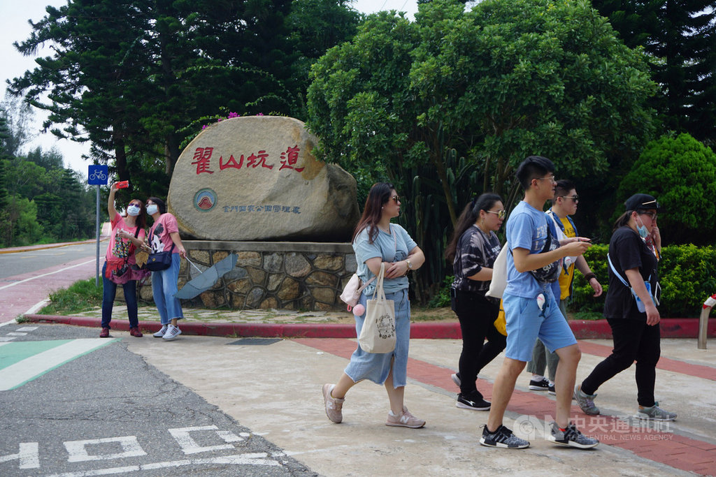 金門縣政府觀光處3日表示,安心旅遊住宿優惠活動吸引大批旅客到金門遊玩,除了團體旅客絡繹不絕外,自由行旅客也持續增加;根據統計,目前金門地區業者已在系統登錄申請6萬多間房間補助。中央社記者黃慧敏攝 109年9月3日