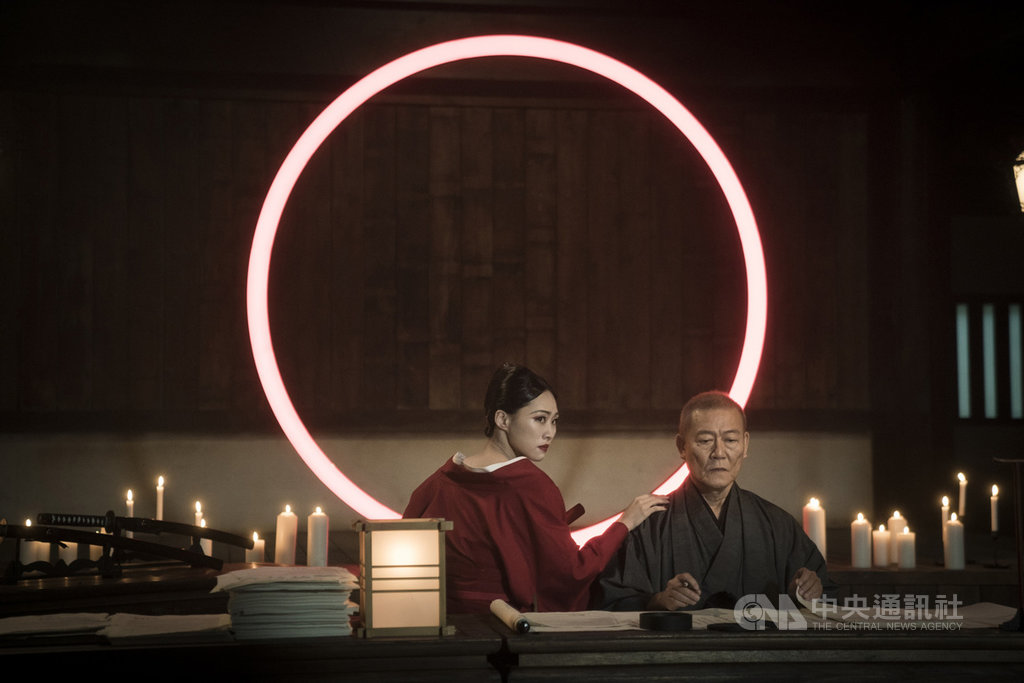 科幻台劇「獵夢特工」最新一集,有場由熟悉日本劍道的日本演員國村隼(右),與台灣演員吳可熙(左)持武士刀的對手戲,成為了全集亮點。(HBO Asia提供)中央社記者葉冠吟傳真 109年9月3日