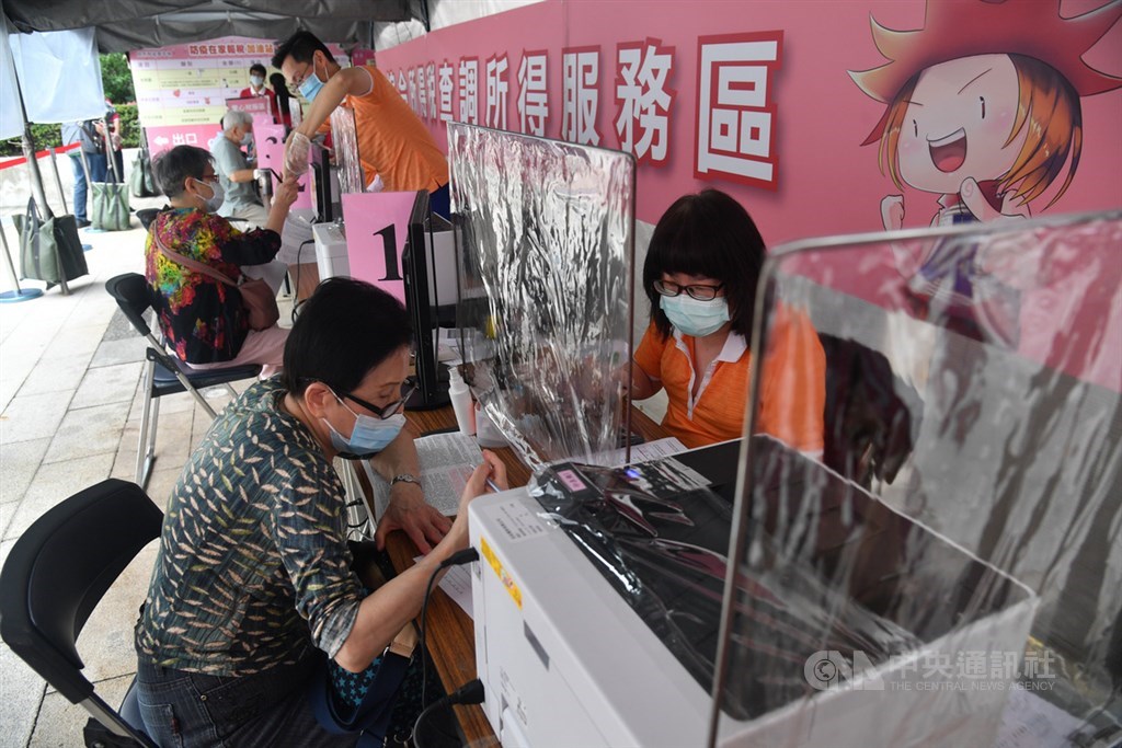財政部國稅局表示,2020年第3批退稅將於9月30日可領到,統計第3批退稅戶數共近27萬戶、金額約新台幣30億元。圖為民眾報稅情形。(中央社檔案照片)