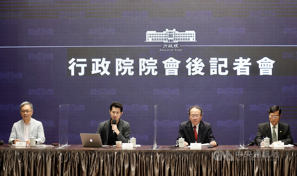 行政院3日舉行院會後記者會,由行政院發言人丁怡銘(左2)主持,農委會副主委黃金城(右2)、衛福部次長薛瑞元(左1)、經濟部次長陳正祺(右1)出席。中央社記者張皓安攝 109年9月3日