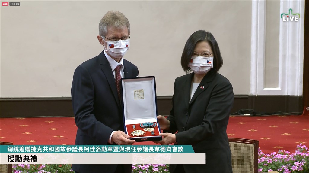 總統蔡英文(右)3日在總統府接見捷克參議院議長維特齊(左)並舉行會談,並追贈已故捷克前議長柯佳洛「特種大綬卿雲勳章」。(圖取自facebook.com/tsaiingwen)