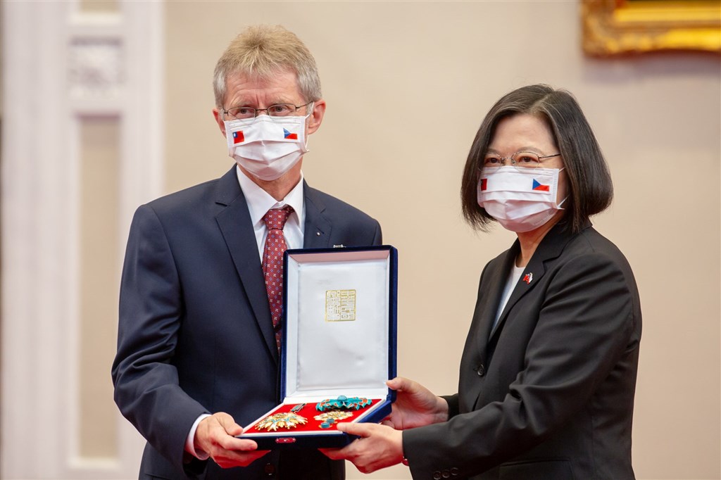 總統蔡英文上午在總統府大禮堂接見現任捷克參議院議長維特齊率領的訪問團成員,並追贈捷克故參議院議長柯佳洛「特種大綬卿雲勳章」,由維特齊代表接受。(總統府提供)