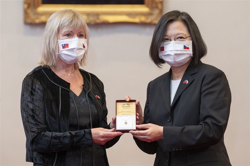 總統蔡英文上午在總統府大禮堂接見現任捷克參議院議長維特齊率領的訪問團成員,維特齊夫人代表致贈禮物送給台灣人民,由總統代表接受。(總統府提供)