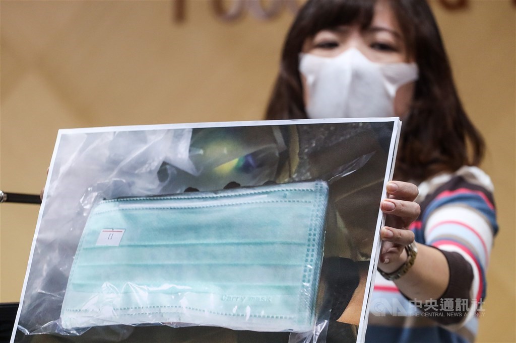 口罩國家隊加利公司8月間進口337萬片中國製的非醫用口罩,混充醫用口罩混入實名制通路,食藥署品質監督管理組長遲蘭慧3日表示,問題口罩印有Carry mask鋼印,4日起開放民眾換貨。 中央社記者裴禛攝 109年9月3日