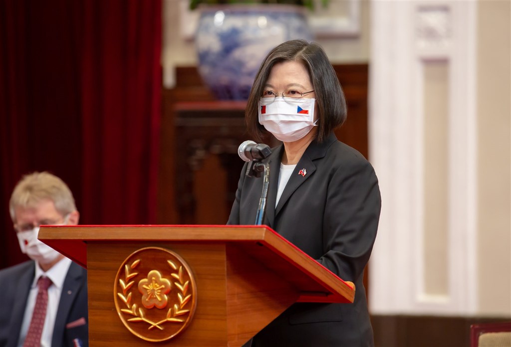 總統蔡英文2日接見捷克參議院議長維特齊表示,只要堅持價值,台灣為自由民主所付出的努力,一定會被世界看見。(總統府提供)