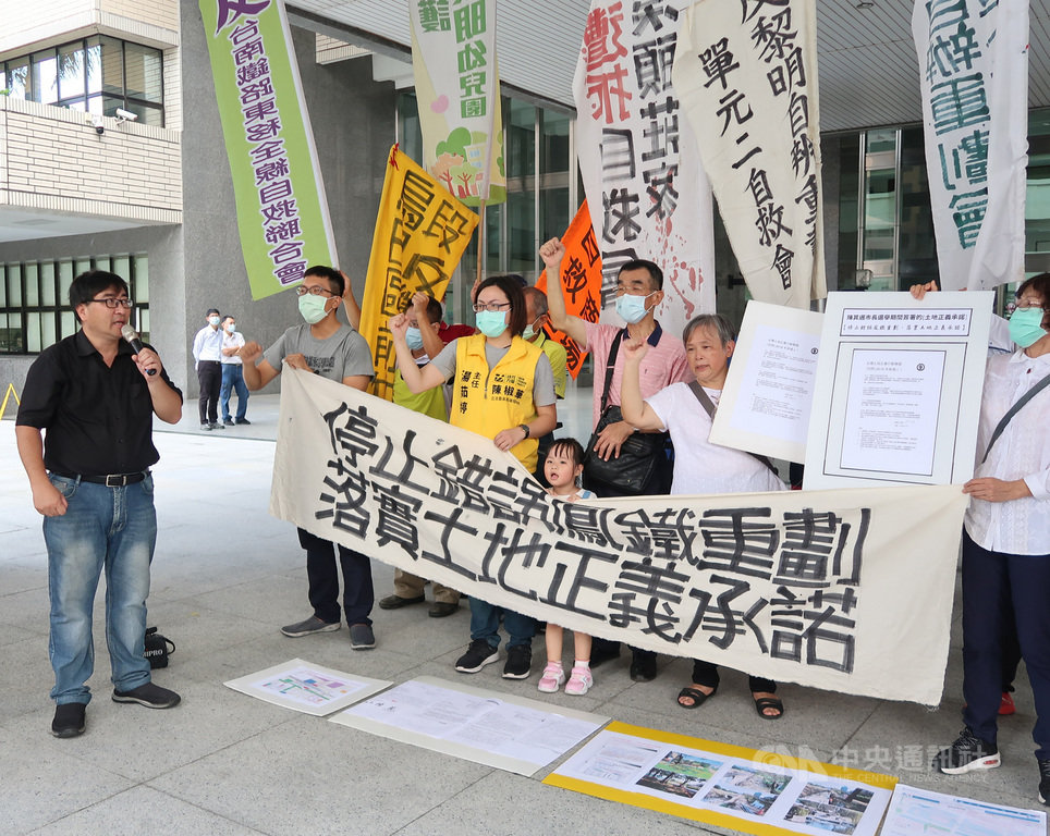 鳳山鐵路地下化反重劃自救會成員3日到高雄市政府拉布條抗議,要求市府「停止鳳鐵錯誤重劃、落實土地正義承諾」。中央社記者王淑芬攝 109年9月3日