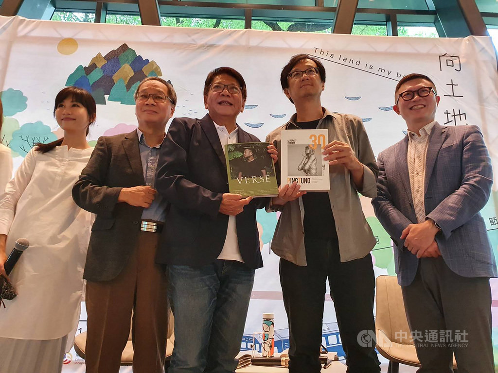 2020南國漫讀節4日在屏東縣立總圖書館正式開幕,屏東縣長潘孟安(中)與包含作家小野(左2)、VERSE雜誌創辦人張鐵志(右2)在內等多名文化人出席。中央社記者郭芷瑄攝 109年9月4日