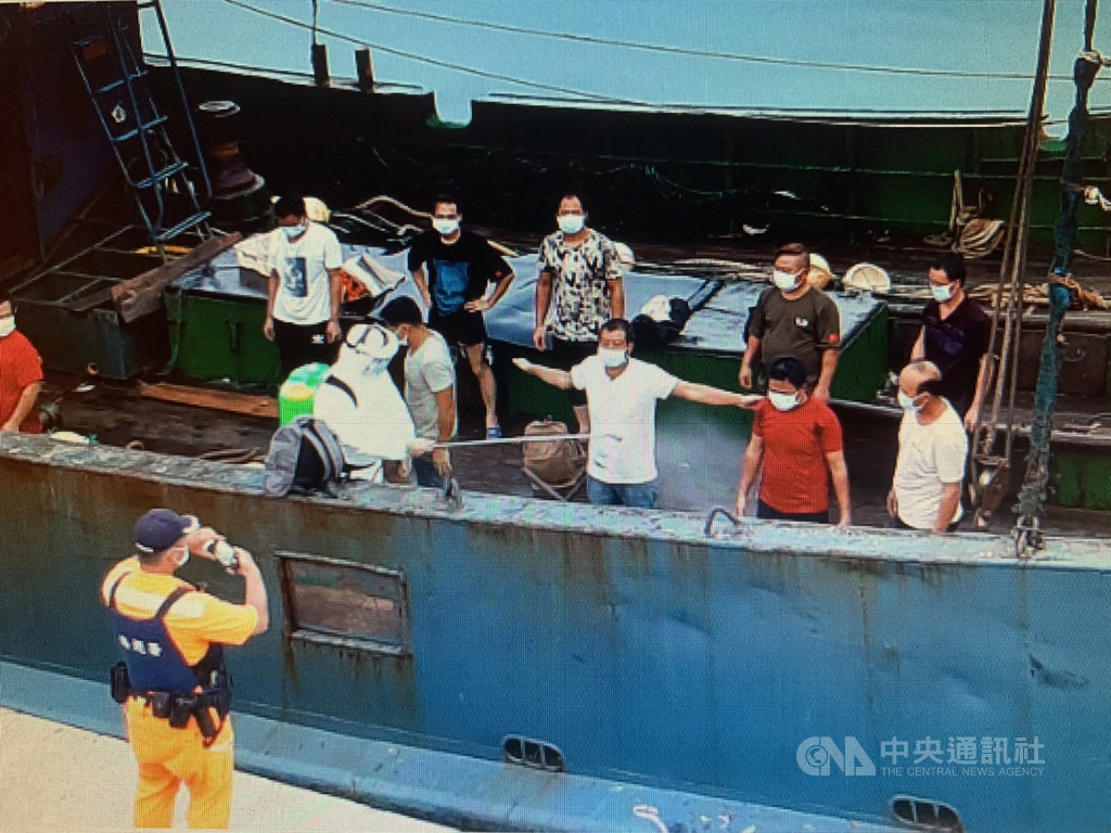 一艘中國籍漁船3日越界到苗栗外海捕魚,台中海巡隊獲報,派遣巡防艇與金門艦登檢,將人船一併押返偵辦。(台中海巡隊提供)中央社記者蘇木春傳真 109年9月4日