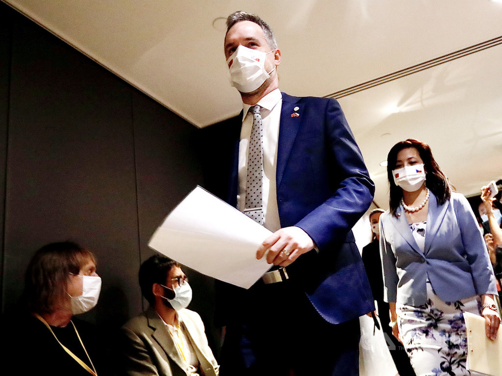 捷克首都布拉格市長賀瑞普(Zdeněk Hřib)(前中)4日由外交部發言人歐江安(右)陪同,在台北舉辦媒體見面會。中央社實習記者曾守一攝 109年9月4日