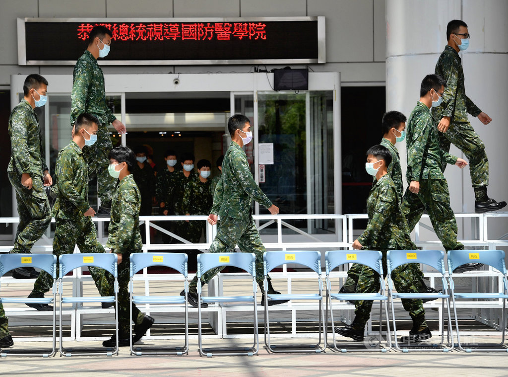 總統蔡英文4日前往國防醫學院視導,國防醫學院學生戴著口罩依序走上高台,準備與蔡總統合影。中央社記者王飛華攝 109年9月4日
