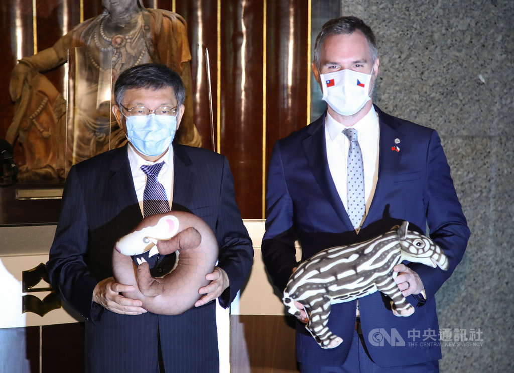 捷克首都布拉格市長賀瑞普(Zdeněk Hřib)(右)4日與台北市長柯文哲(左)會面,賀瑞普指出,此次訪台印象深刻及最溫暖的時刻,是在台北市立動物園看到兩隻穿山甲。中央社記者張新偉攝 109年9月4日