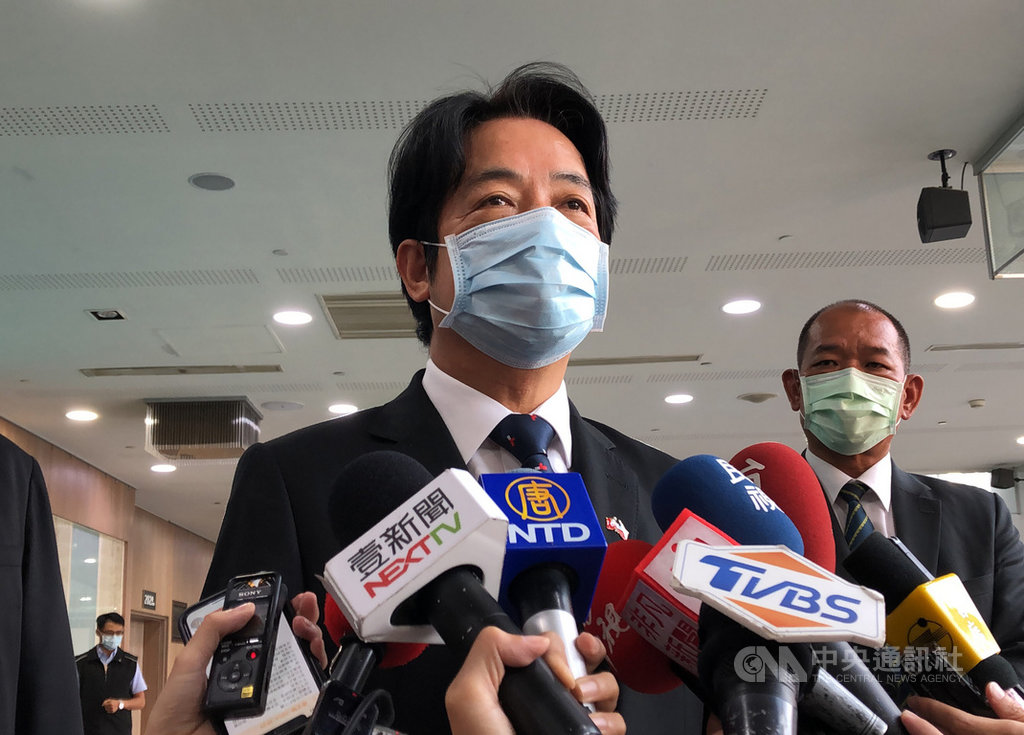 口罩國家隊加利科技公司以中國製口罩混充MIT,副總統賴清德(中)4日受訪時表示,加利公司應受譴責,政府應該嚴加調查、依法嚴辦;此外,口罩國家隊對國家貢獻很大,政府應予以獎勵,不可解散。中央社記者王飛華攝 109年9月4日