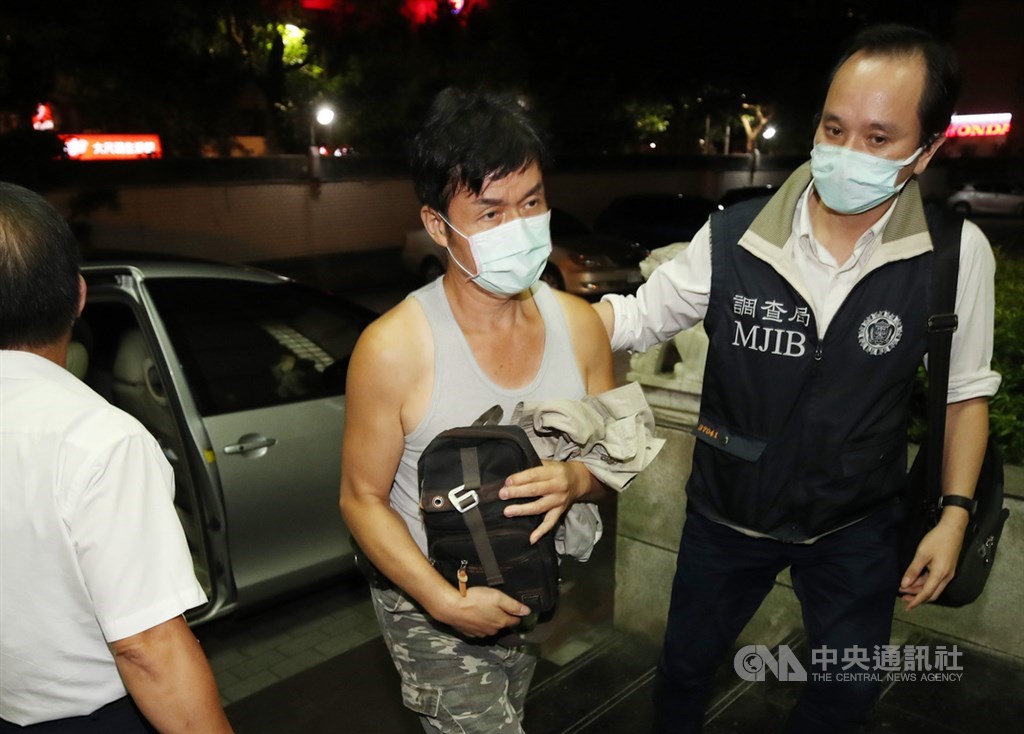 士林地檢署偵辦加利科技公司將中國製非醫用口罩混充台灣實名制口罩案,4日下午前往加利科技八里廠搜索後帶走負責人林明進(中),晚間抵達台北市調處繼續偵查。中央社記者張新偉攝 109年9月4日