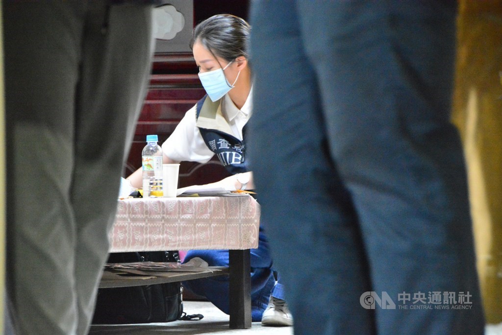 士林地檢署偵辦加利科技公司涉嫌以中國口罩混入實名制口罩案,檢方4日晚間表示,目前已搜索完畢,也在八里廠區等處扣押相關口罩、資料等,後續會逐一釐清案情。中央社記者黃旭昇新北市攝 109年9月4日