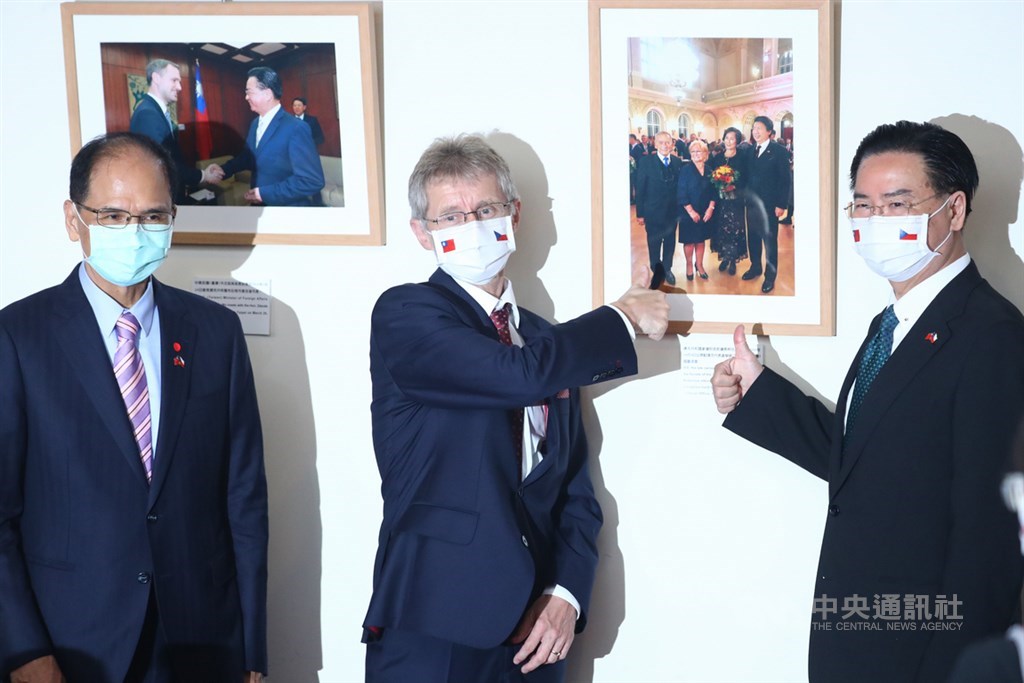 Foreign Minister Wu Zhaoxie (right) and Czech Senate President Miloš Vystrčil (center) held a joint press conference at the Foreign Ministry on the 3rd and visited a photo commemorating the exchanges between Taiwan and Czech Republic.  They both gave their thumbs to express their affirmation.  On the left is the head of the Legislative Yuan You Xikun.  Photographed by Central News Agency reporter Wang Tengyi on September 3, 109