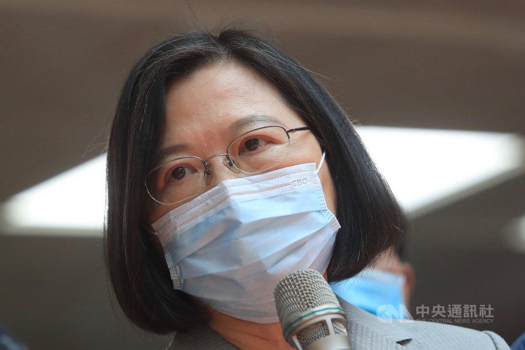口罩國家隊加利進口中國口罩混入實名制通路,總統蔡英文4日受訪時重申不可原諒,並表示除司法機關偵辦外,她也要求行政團隊必須徹查有無類似情事,要盡所有可能,確保市面上國家所徵用的口罩與很多防疫物品都符合要求與標準。中央社記者吳家昇攝 109年9月4日