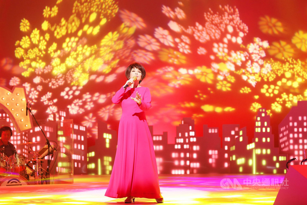資深歌手蔡琴2度登上公視音樂節目開唱,以自訂的「時光」主題,精選4首歌曲「讀你」、「傷心小站」、「蝶衣」與「被遺忘的時光」演出。(公視提供)中央社記者葉冠吟傳真 109年9月4日