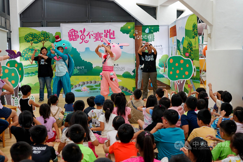 農委會水土保持局台北分局4日在連江縣仁愛國小舉行「水保好好玩繪本故事屋」啟用典禮,現場並演出親子劇宣導水土保持觀念,從故事情節讓學生體會樹木、農塘對水土保持的助益。中央社記者邱筠攝 109年9月4日