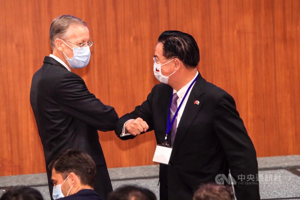 「重組供應鏈:促進理念相近夥伴間之韌性論壇」4日下午在台北舉行,外交部長吳釗燮(右)出席,與美國在台協會(AIT)處長酈英傑(左)碰肘致意。中央社記者吳家昇攝 109年9月4日
