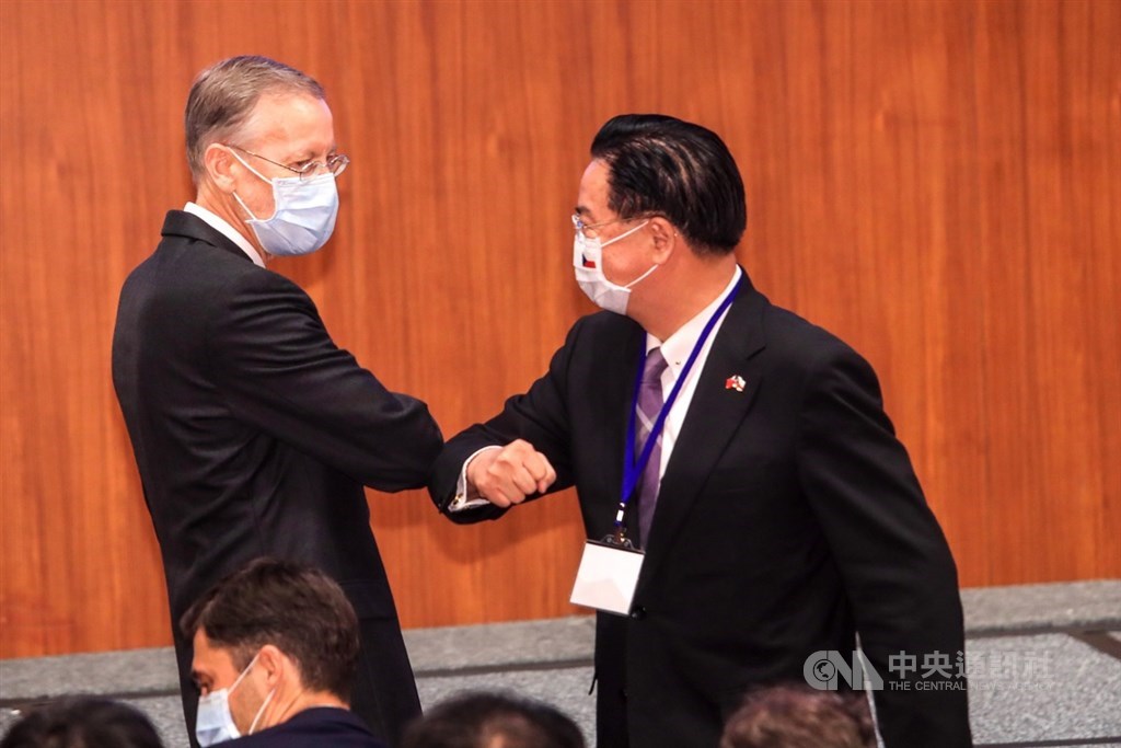 「重組供應鏈:促進理念相近夥伴間之韌性論壇」4日下午在台北舉行,外交部長吳釗燮(右)出席,與美國在台協會(AIT)處長酈英傑(左)碰肘致意。中央社記者吳家昇攝 109年9月4日