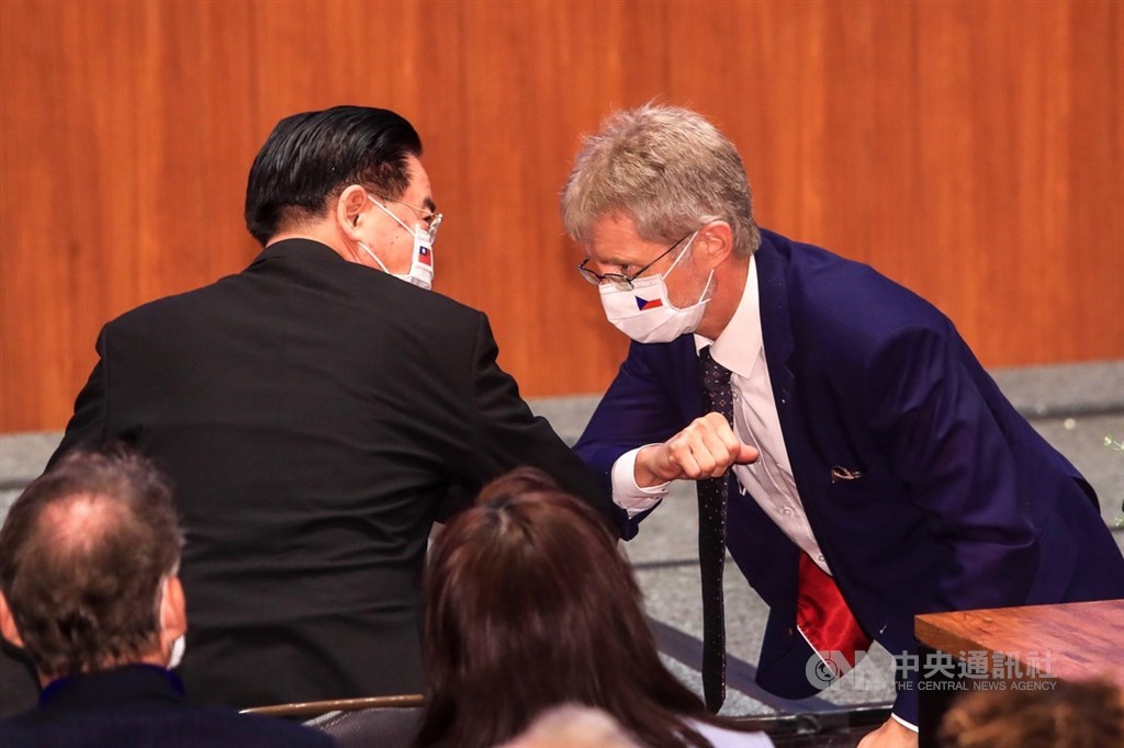 外交部長吳釗燮(左)4日下午在台北出席「重組供應鏈:促進理念相近夥伴間之韌性論壇」,和與會捷克參議院議長維特齊(右)碰肘致意。中央社記者吳家昇攝 109年9月4日