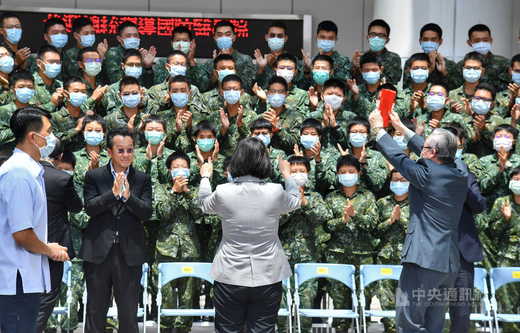 總統蔡英文(前中,灰外套)4日由國安會秘書長顧立雄(前左2)等人陪同,前往國防醫學院視導,並頒發加菜金為團隊加油打氣,向師生比讚表達鼓勵。中央社記者王飛華攝 109年9月4日