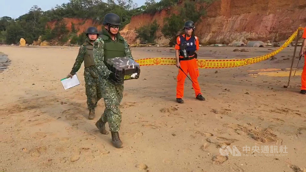 金門岸巡隊4日發布新聞表示,巡邏人員3日在金寧鄉古寧頭北山岸際發現5枚未爆彈,金防部未爆彈處理小組檢視發現砲彈都已鏽蝕,由人員戒護下攜回處置,後續將予以銷毀。(金門岸巡隊提供)中央社 109年9月4日