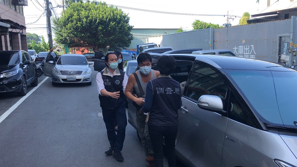 加利科技公司進口中國製非醫用口罩,混充醫用口罩流入實名制通路,涉犯詐欺等罪嫌,士林地檢署4日下午指揮法務部調查局搜索加利,約談加利負責人林明進(中灰色背心者)釐清案情。(讀者提供)中央社記者黃旭昇傳真 109年9月4日