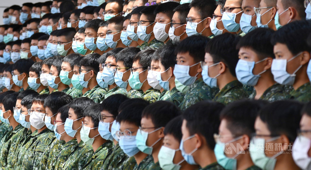 總統蔡英文4日前往國防醫學院視導,國防醫學院學生戴上口罩,等待與蔡總統合影。中央社記者王飛華攝 109年9月4日