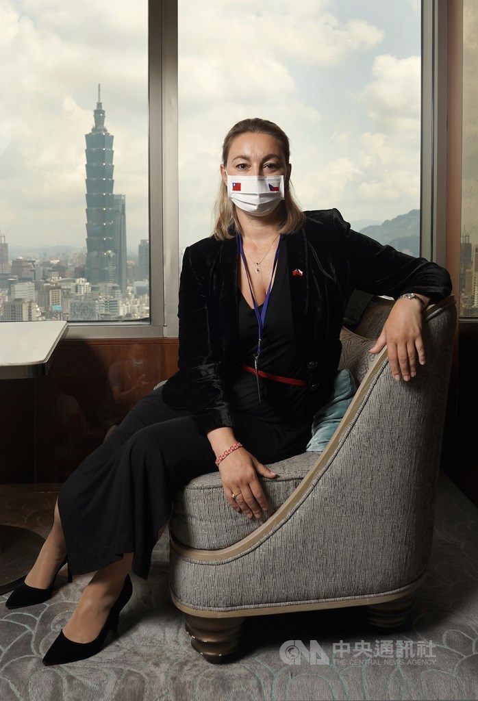 布拉格愛樂交響樂團行政總監卡利斯多娃(Kateřina Kalistová)隨團訪台,4日在台北接受中央社專訪時表示,布拉格愛樂是要將美好的音樂帶給大家,「而不是為了政治。」中央社記者徐肇昌攝 109年9月4日