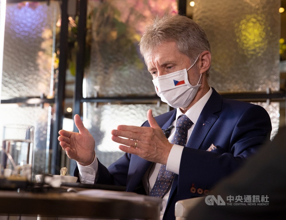 捷克參議院議長維特齊(圖)訪台引發中國外長王毅公開揚言要他付出沉重代價。維特齊4日接受中央社記者訪問表示,確實感到恐懼、擔憂,但勇氣不在於不害怕,而在於克服恐懼。中央社記者謝佳璋攝 109年9月4日