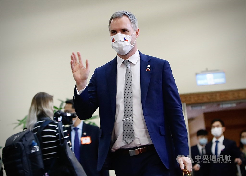 捷克訪問團結束6天訪台行程,4日晚間搭機離台,布拉格市長賀瑞普(Zdeněk Hřib)(前)抵達桃園機場候機室,配合防疫戴上口罩,向媒體及外交部人員揮手道別。中央社實習記者曾守一攝 109年9月5日
