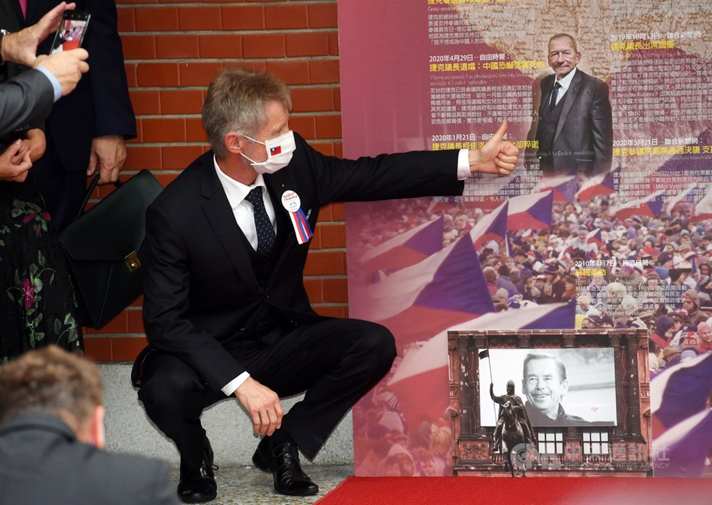 捷克參議院議長維特齊（圖）1日受邀到立法院參訪並發表演說，隨後到民主友誼牆簽名留念，看到捷克已故參議長柯佳洛的照片時，豎起大拇指向他致意。中央社記者施宗暉攝 109年9月1日