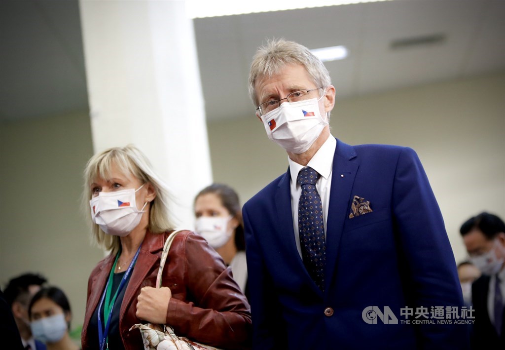 捷克參議院議長維特齊（Miloš Vystrčil）（右）率團來台，結束6天訪問行程，4日晚間抵達桃園國際機場，搭乘專機返回捷克。中央社實習記者曾守一攝　109年9月5日