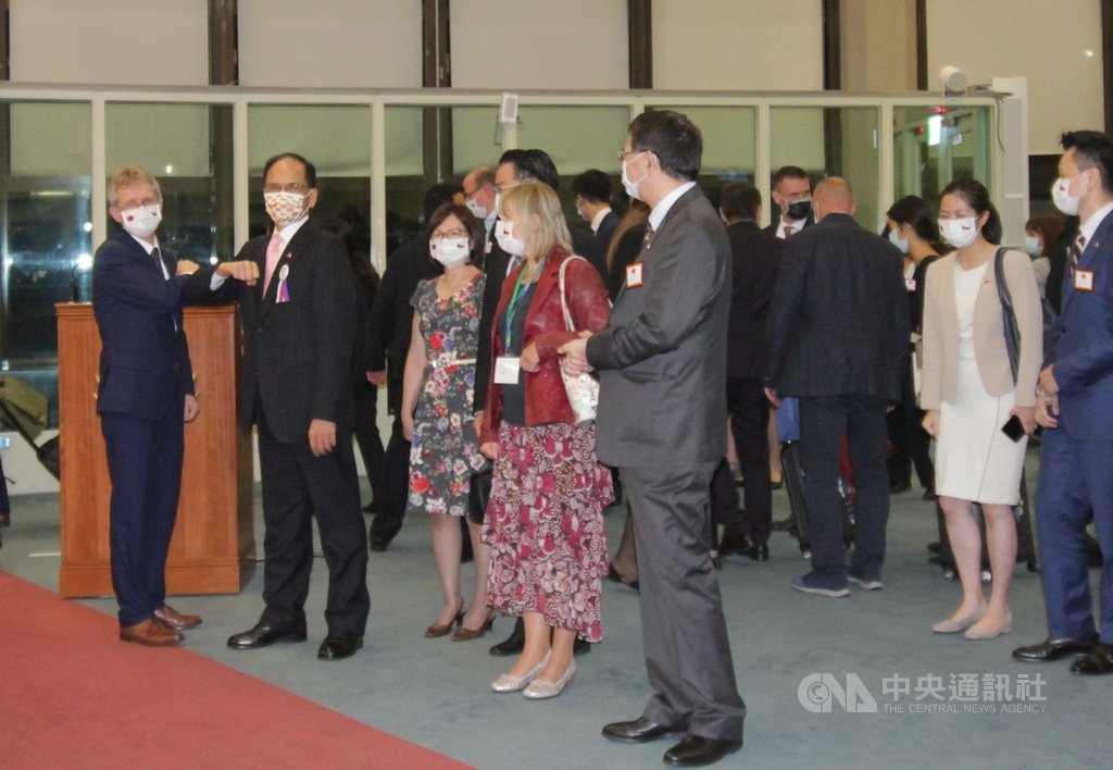 捷克參議院議長維特齊(左1)率團訪台,4日在立法院長游錫堃(左2)陪同下至桃園機場搭乘專機離台,登機前兩人擊肘告別。中央社記者葉臻攝 109年9月4日