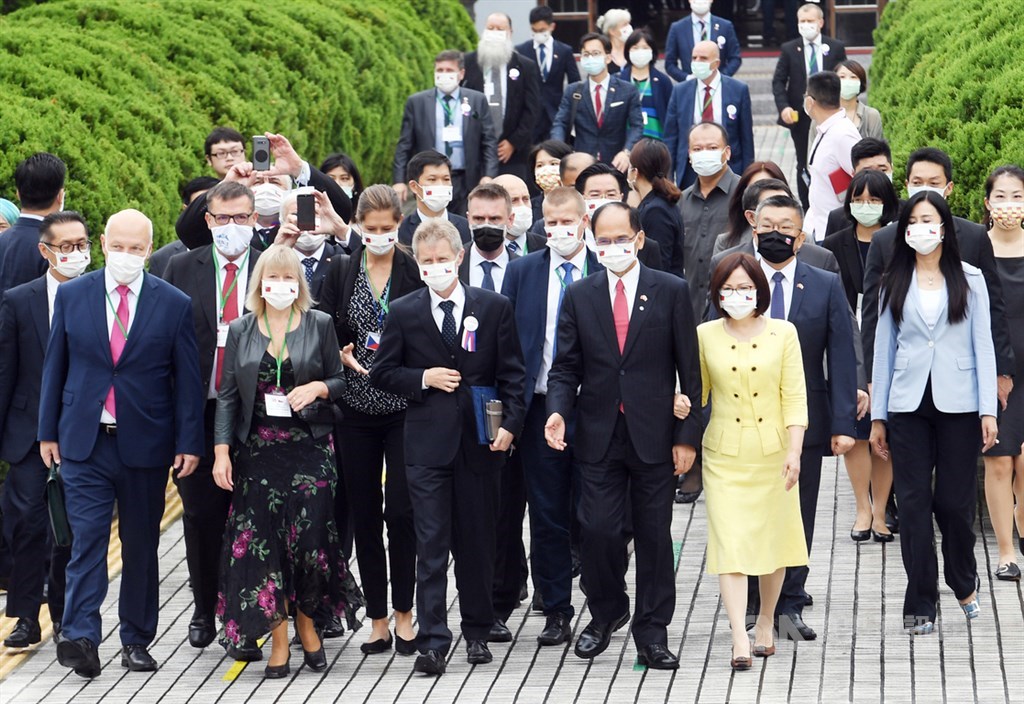 捷克參議院議長維特齊（前排右3）1日上午應立法院長游錫堃（前排右2）的邀請，率訪問團參訪立法院。中央社記者施宗暉攝 109年9月1日