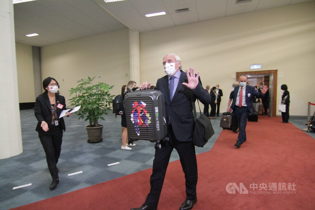 捷克團訪台6天,4日晚間搭乘專機返國,團員在登機前向記者揮手告別。中央社記者葉臻攝 109年9月4日