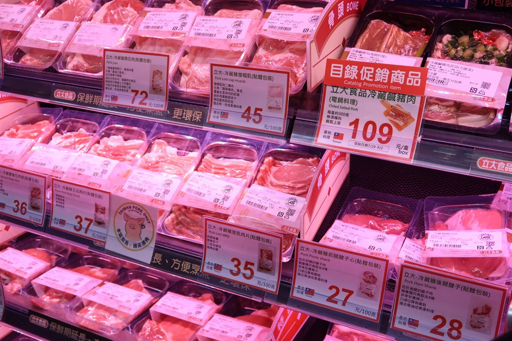 含萊克多巴胺的美國豬肉民國110年元旦起開放進口,農委會將推國產豬標章。圖為賣場業者在架上的生鮮豬肉產品以國旗標示原產地,以利民眾辨識國產豬肉。(中央社檔案照片)