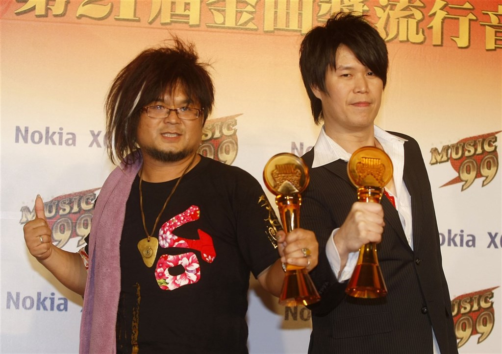 民國99年第21屆金曲獎最佳台語專輯獎由「大員一家農出來」獲得,歌手嚴詠能(左)與董事長樂團主唱阿吉出席領獎。(中央社檔案照片)