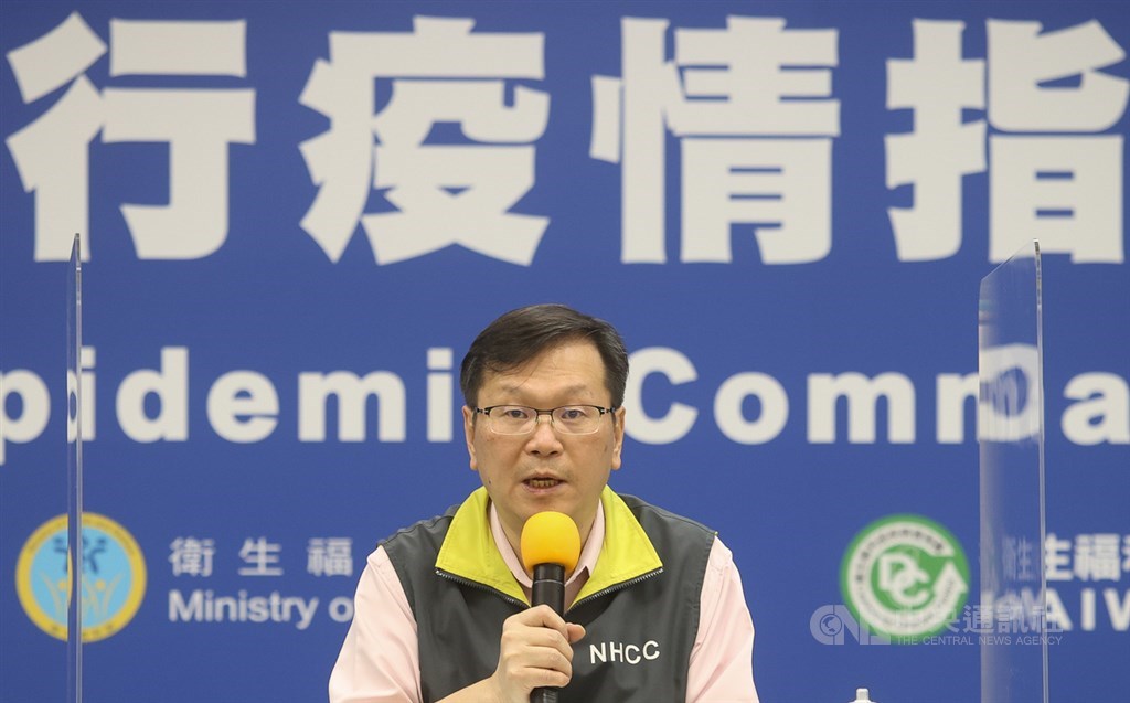 中央流行疫情指揮中心發言人莊人祥5日下午召開記者會,宣布新增2例武漢肺炎(2019冠狀病毒疾病,COVID-19)病例,分別為30多歲菲律賓籍男性移工及赴印尼工作的本國籍女性,國內累計病例達492例。中央社記者謝佳璋攝 109年9月5日