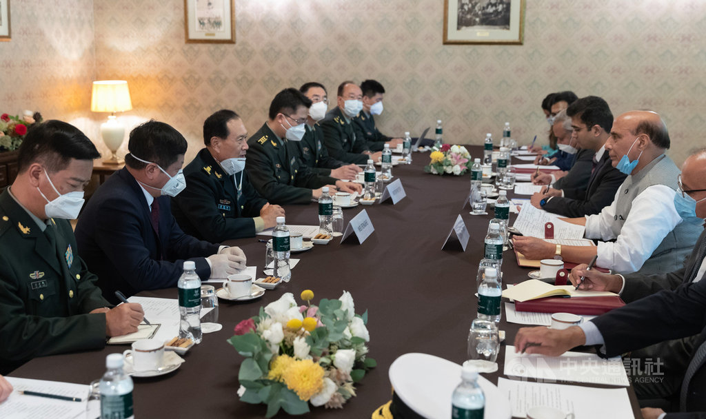 中國國防部長魏鳳和與印度國防部長辛赫當地時間4日在莫斯科會晤。據新華社報導,雙方均強調透過對話協商解決邊境問題,會後並未發布任何共識。(中新社提供)中央社 109年9月5日