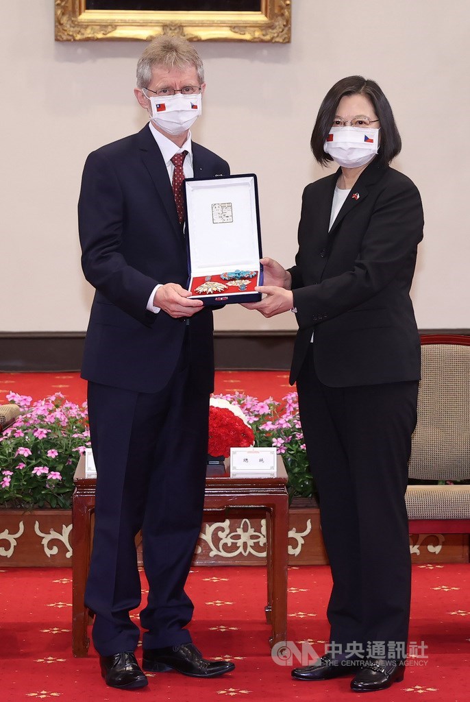總統蔡英文（右）3日在總統府追贈已故捷克前議長柯佳洛「特種大綬卿雲勳章」，感念其堅定友台立場，推動台捷友誼的卓著貢獻。由捷克參議院議長維特齊（左）代表接受。中央社記者鄭傑文攝　109年9月3日