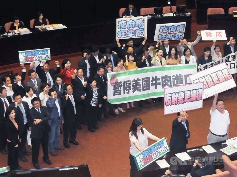 民進黨立法院黨團總召柯建銘5日表示,民進黨對美牛議題只有「昨是今是、今是昨是、國家最大利益」。圖為2012年5月民進黨立委在議場高喊「暫停美牛進口」。(中央社檔案照片)
