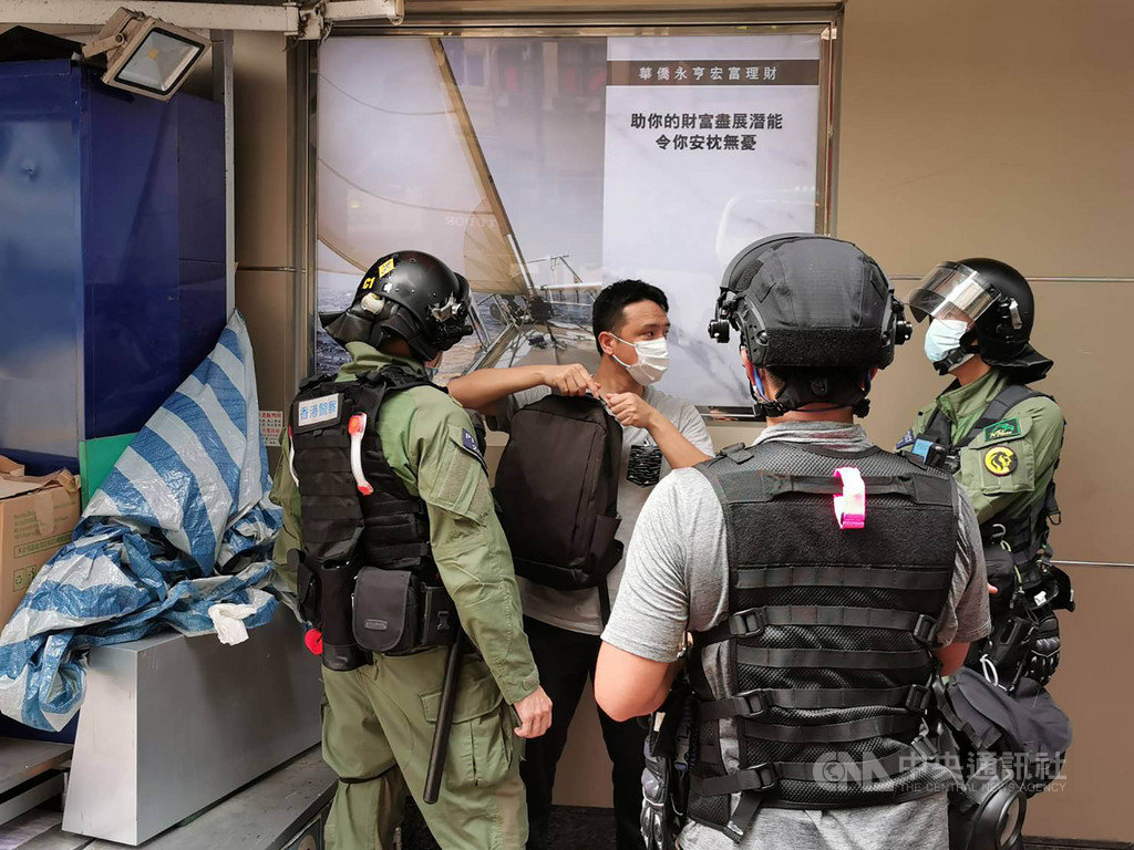 6日香港有民眾在網上發起在九龍佐敦一帶集會遊行,提出反對港區維護國家安法等訴求。圖為防暴警察在佐敦一帶搜查可疑者。中央社記者張謙香港攝 109年9月6日