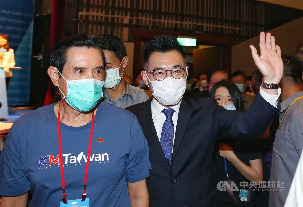 國民黨兩岸論述改革方案定調以中華民國憲法的九二共識延續兩岸互動。前總統馬英九(前左)6日出席國民黨全代會受訪表示,黨主席江啟臣(前右)本來就了解,也認為九二共識、一中各表,跟目前國民黨及中華民國的方向完全沒有違背。中央社記者郭日曉攝 109年9月6日