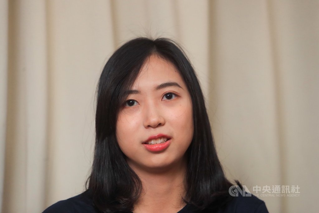 台灣大學6日舉行109學年度開學典禮,戲劇系學生杜玟萱表示,自己是聽障生,曾因聽力受損而產生心理障礙,不敢在大眾面前講話,但她勇敢撕下標籤,透過課程訓練克服,並勉勵學弟妹也能勇敢撕下身上的標籤,活成自己喜歡的樣子。中央社記者吳家昇攝 109年9月6日