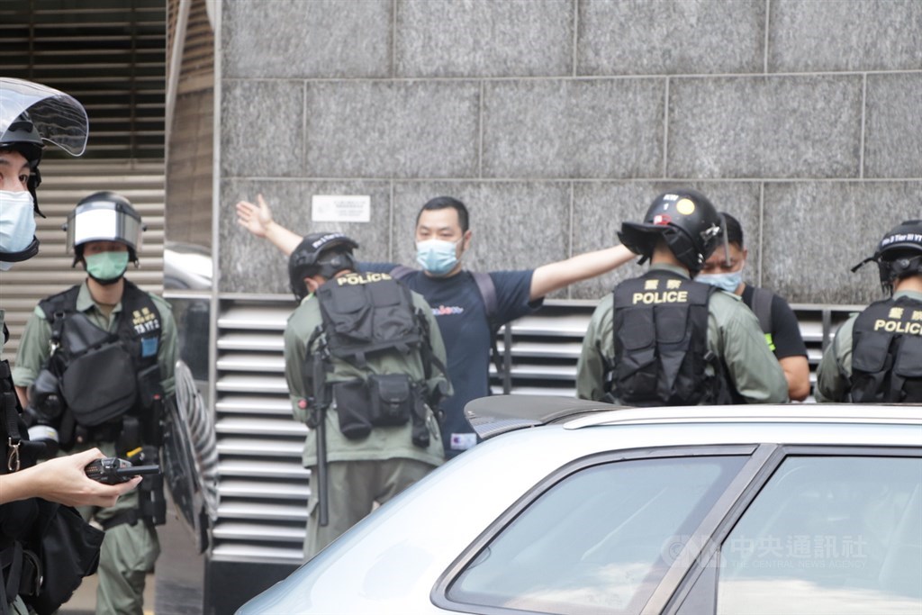 有香港民眾6日在九龍佐敦一帶發起集會遊行,提出反對港區國安法等訴求。下午4時左右,佐敦一帶已趨平靜,大批防暴警察仍在場戒備,不時搜查從百貨公司走出的可疑示威者。中央社記者張謙香港攝 109年9月6日