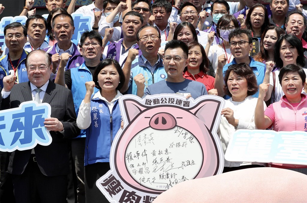 政府日前宣布放寬含萊克多巴胺美豬進口，國民黨主席江啟臣（前右3）6日在台北召開「捍衛台灣豬，瘦肉精零檢出，啟動公投連署」記者會指出，12日起開始全台走透透，遍地烽火發起公投連署，希望民眾站出來，大聲向蔡政府說不。中央社記者張皓安攝　109年9月6日